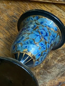 Paire de bougeoirs Kashmiri, papier mâché laqué