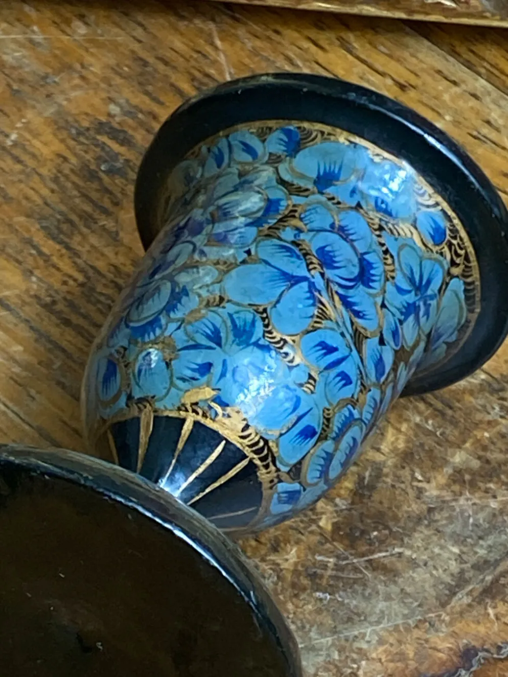 Paire de bougeoirs Kashmiri, papier mâché laqué