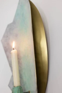 Paire de bougeoirs muraux laiton et bronze. Travail contemporain d’artiste.
