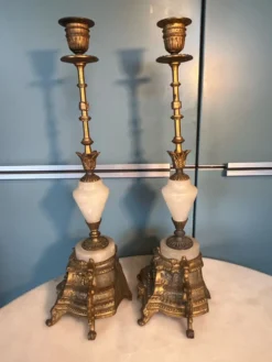 Paire de bougeoirs style Louis XVI bronze et albâtre