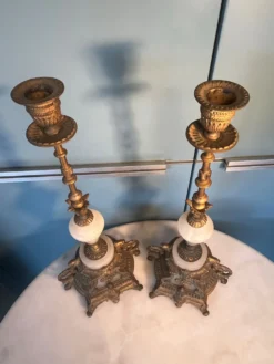 Paire de bougeoirs style Louis XVI bronze et albâtre
