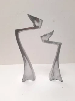 Paire de bougeoirs Swan de Matthew Hilton