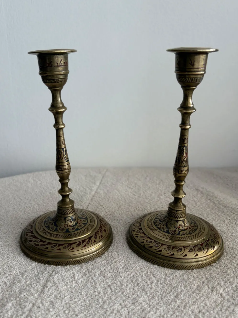 Paire de bougeoirs vintage en laiton gravé et émaillé - Inde, milieu du siècle