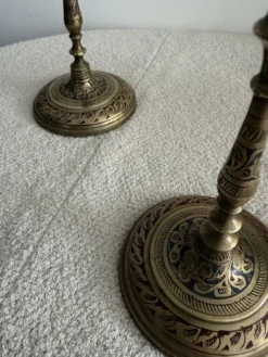 Paire de bougeoirs vintage en laiton gravé et émaillé - Inde, milieu du siècle
