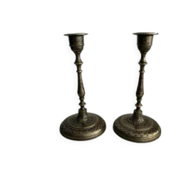 Paire de bougeoirs vintage en laiton gravé et émaillé - Inde, milieu du siècle