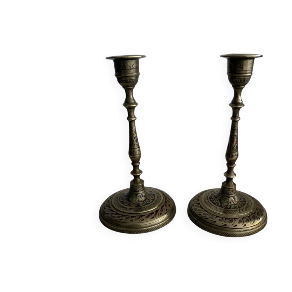 Paire de bougeoirs vintage en laiton gravé et émaillé - Inde, milieu du siècle
