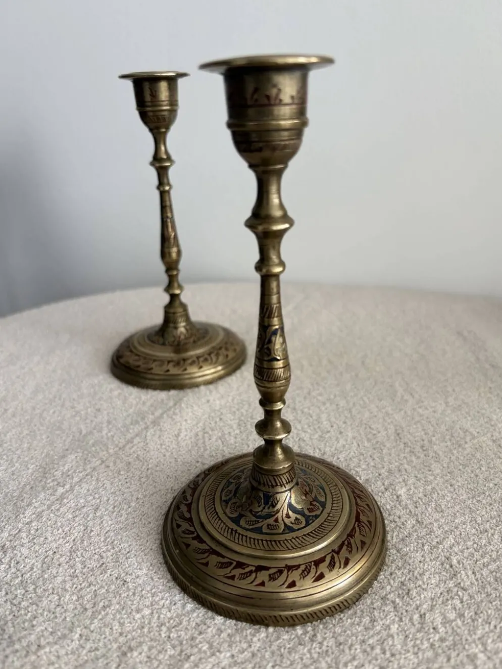 Paire de bougeoirs vintage en laiton gravé et émaillé - Inde, milieu du siècle