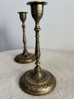 Paire de bougeoirs vintage en laiton gravé et émaillé - Inde, milieu du siècle