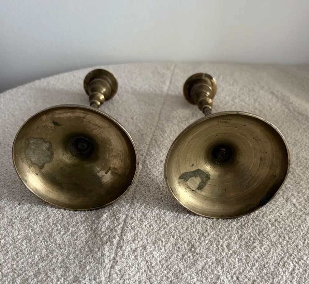 Paire de bougeoirs vintage en laiton gravé et émaillé - Inde, milieu du siècle