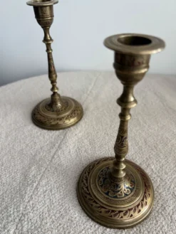 Paire de bougeoirs vintage en laiton gravé et émaillé - Inde, milieu du siècle