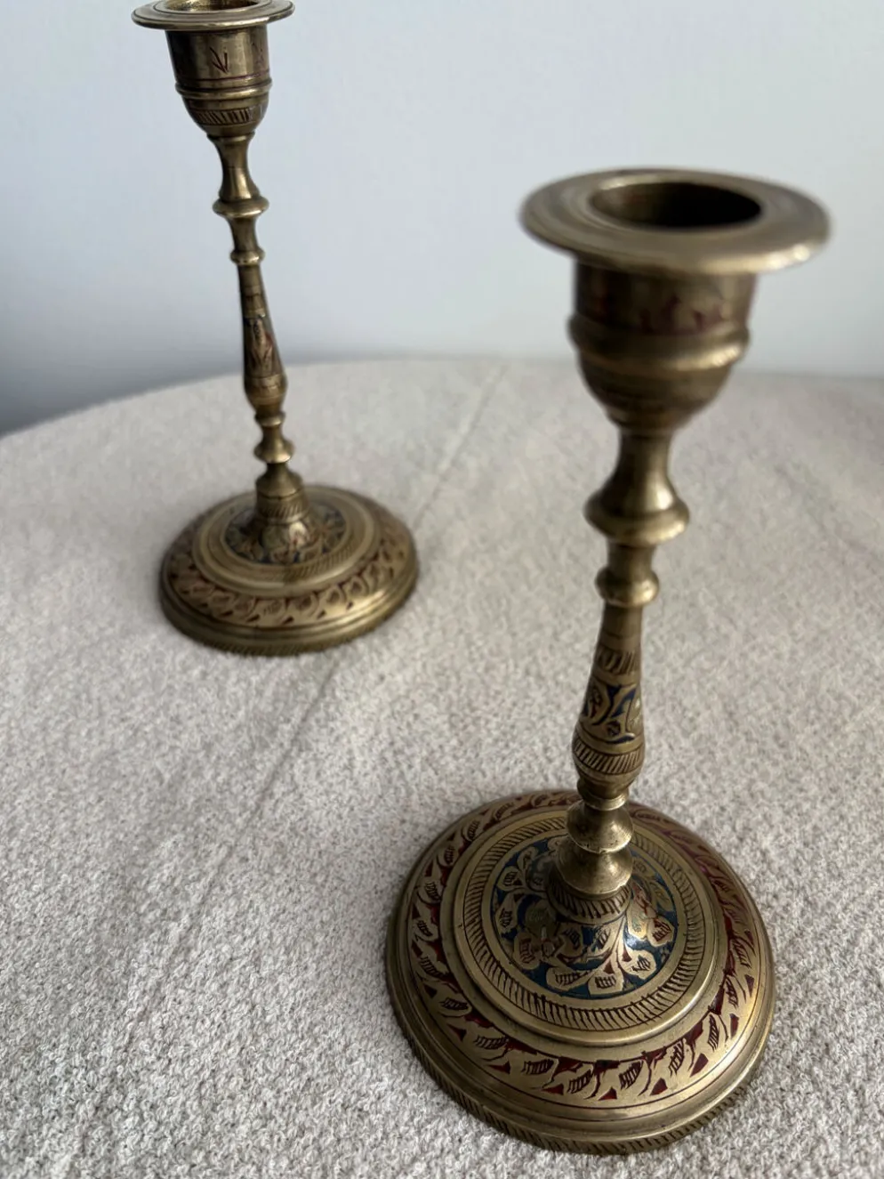 Paire de bougeoirs vintage en laiton gravé et émaillé - Inde, milieu du siècle