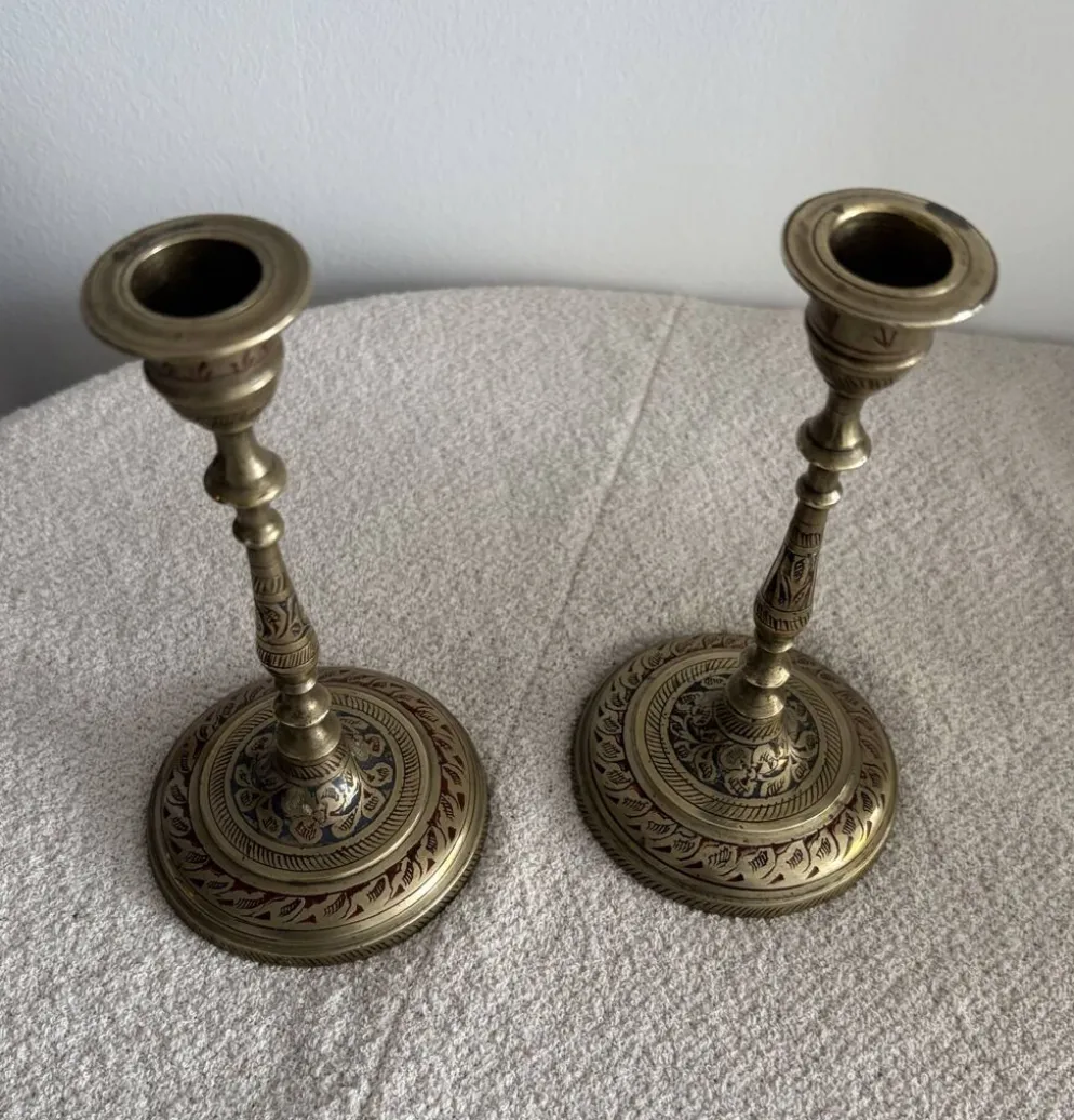 Paire de bougeoirs vintage en laiton gravé et émaillé - Inde, milieu du siècle