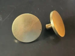 paire de boutons de poignées anciennes en laiton