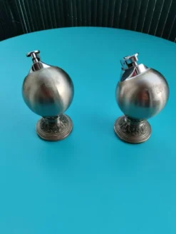 Paire de briquets de table