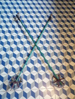 Paire de bâtons de ski anciens