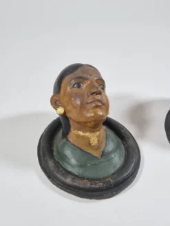 Paire de bustes antiques en céramique représentant des portraits du Rajasthan