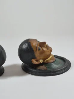 Paire de bustes antiques en céramique représentant des portraits du Rajasthan