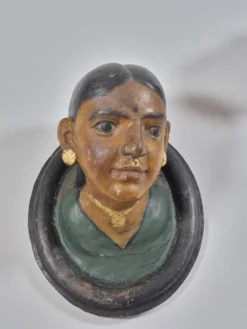 Paire de bustes antiques en céramique représentant des portraits du Rajasthan