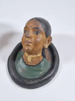 Paire de bustes antiques en céramique représentant des portraits du Rajasthan