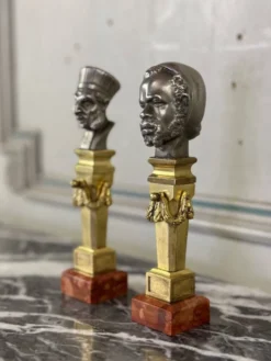 Paire de bustes d’Abyssins en nickel sur gaines en bronze doré et marbre, XIXème siècle