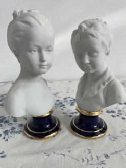 Paire de bustes en biscuit, Tharaud, Houdon, Louise et Alexandre Brongniart