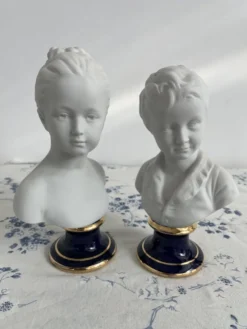 Paire de bustes en biscuit, Tharaud, Houdon, Louise et Alexandre Brongniart