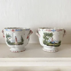 Paire de cache-pots anciens en faïence française , décor scènes champêtres