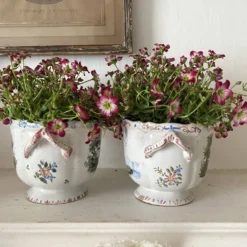 Paire de cache-pots anciens en faïence française , décor scènes champêtres