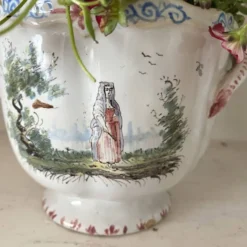 Paire de cache-pots anciens en faïence française , décor scènes champêtres