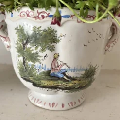 Paire de cache-pots anciens en faïence française , décor scènes champêtres