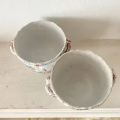 Paire de cache-pots anciens en faïence française , décor scènes champêtres