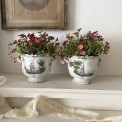 Paire de cache-pots anciens en faïence française , décor scènes champêtres