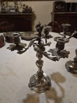 Paire de candelabres de style Louis XV, en bronze argenté, XIXÈME