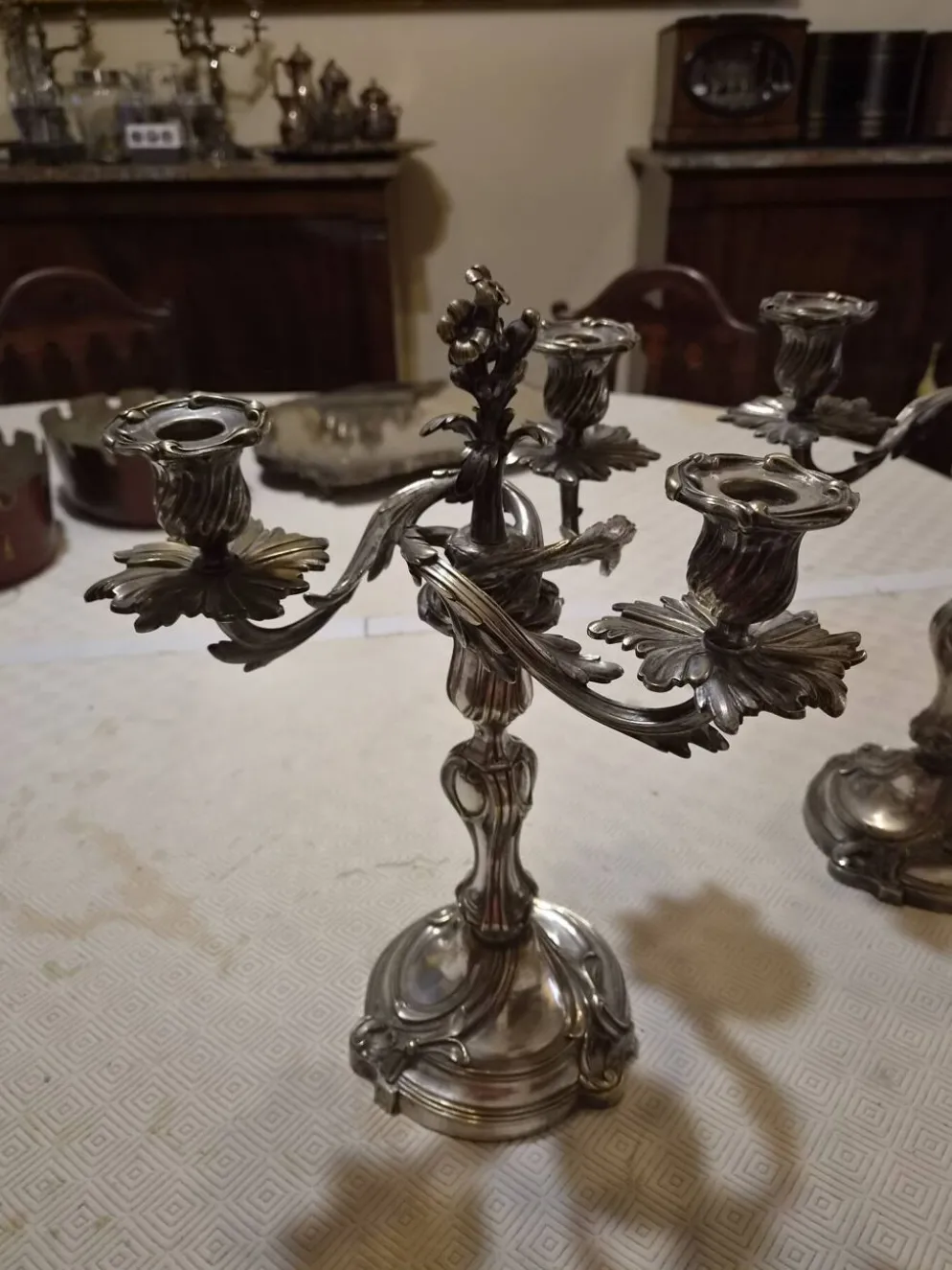 Paire de candelabres de style Louis XV, en bronze argenté, XIXÈME