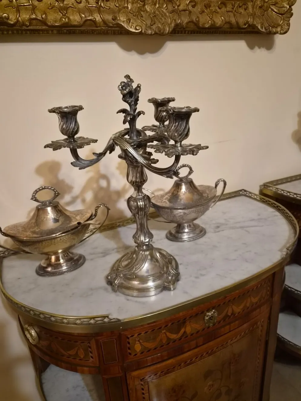 Paire de candelabres de style Louis XV, en bronze argenté, XIXÈME