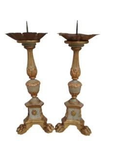 Paire de candélabres antiques en bois sculpté avec décoration de feuilles d'acanthe