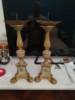 Paire de candélabres antiques en bois sculpté avec décoration de feuilles d'acanthe