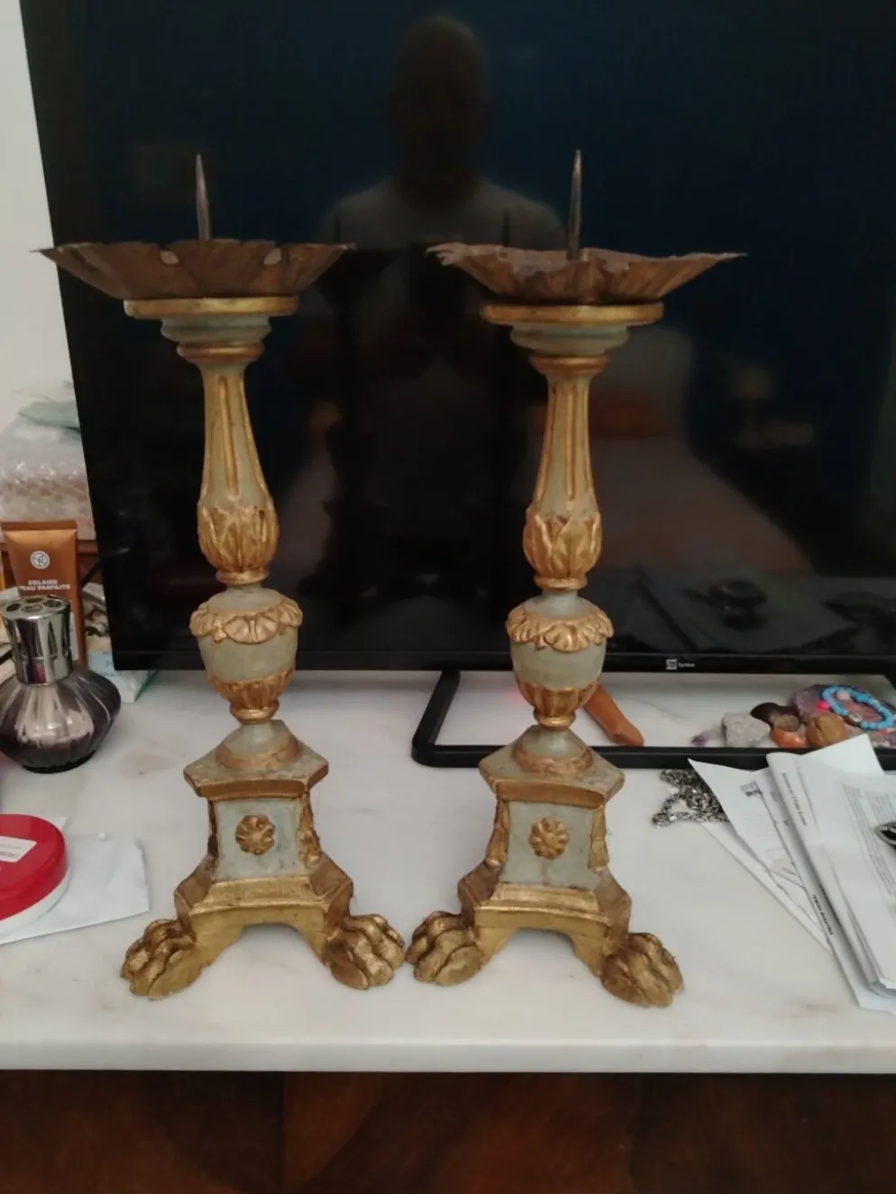 Paire de candélabres antiques en bois sculpté avec décoration de feuilles d'acanthe