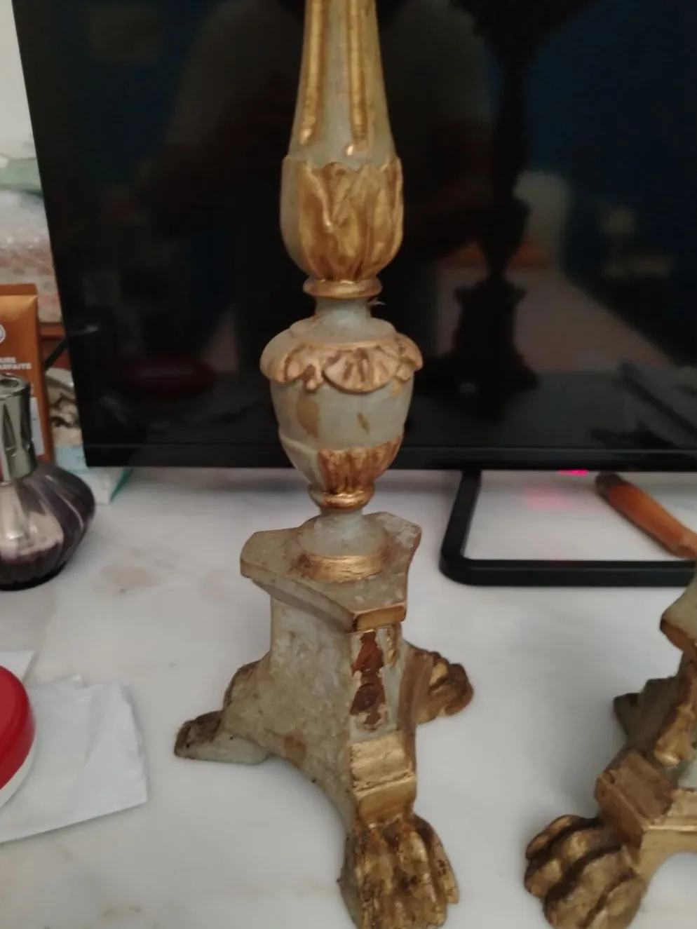 Paire de candélabres antiques en bois sculpté avec décoration de feuilles d'acanthe