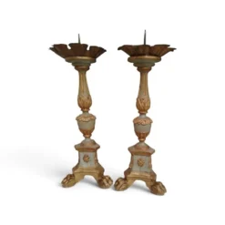 Paire de candélabres antiques en bois sculpté avec décoration de feuilles d'acanthe