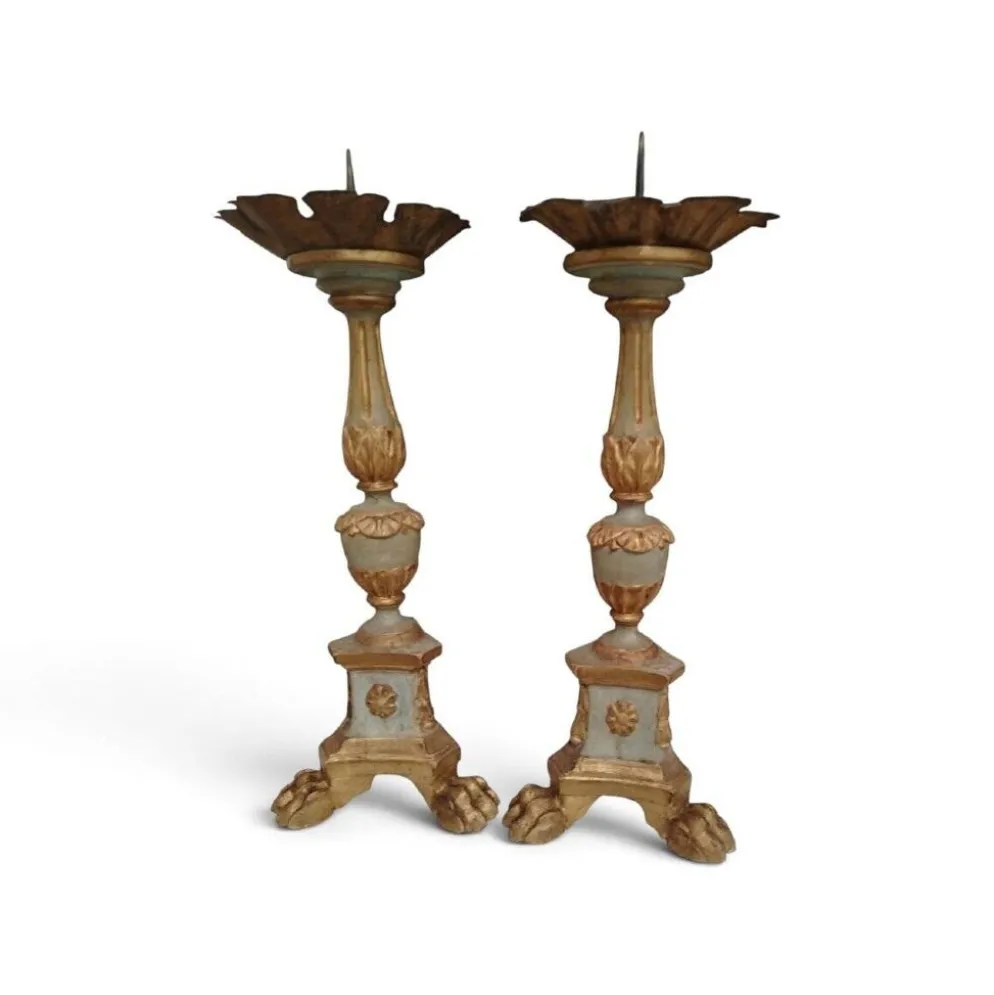 Paire de candélabres antiques en bois sculpté avec décoration de feuilles d'acanthe