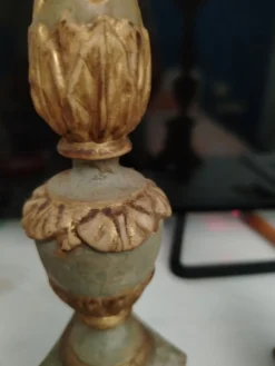 Paire de candélabres antiques en bois sculpté avec décoration de feuilles d'acanthe