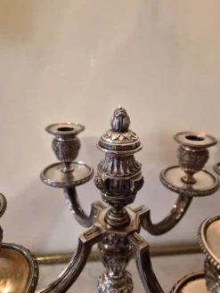 Paire de candélabres à quatre lumières en métal argenté de style Louis