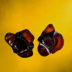 Paire de cendriers en verre épais brun rubis à forme libre – années 60-70
