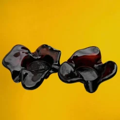 Paire de cendriers en verre épais brun rubis à forme libre – années 60-70