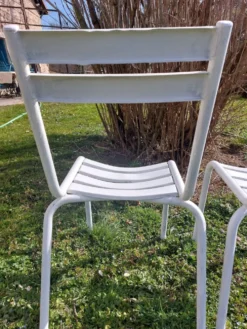 Paire de chaises blanches en métal, style Tolix