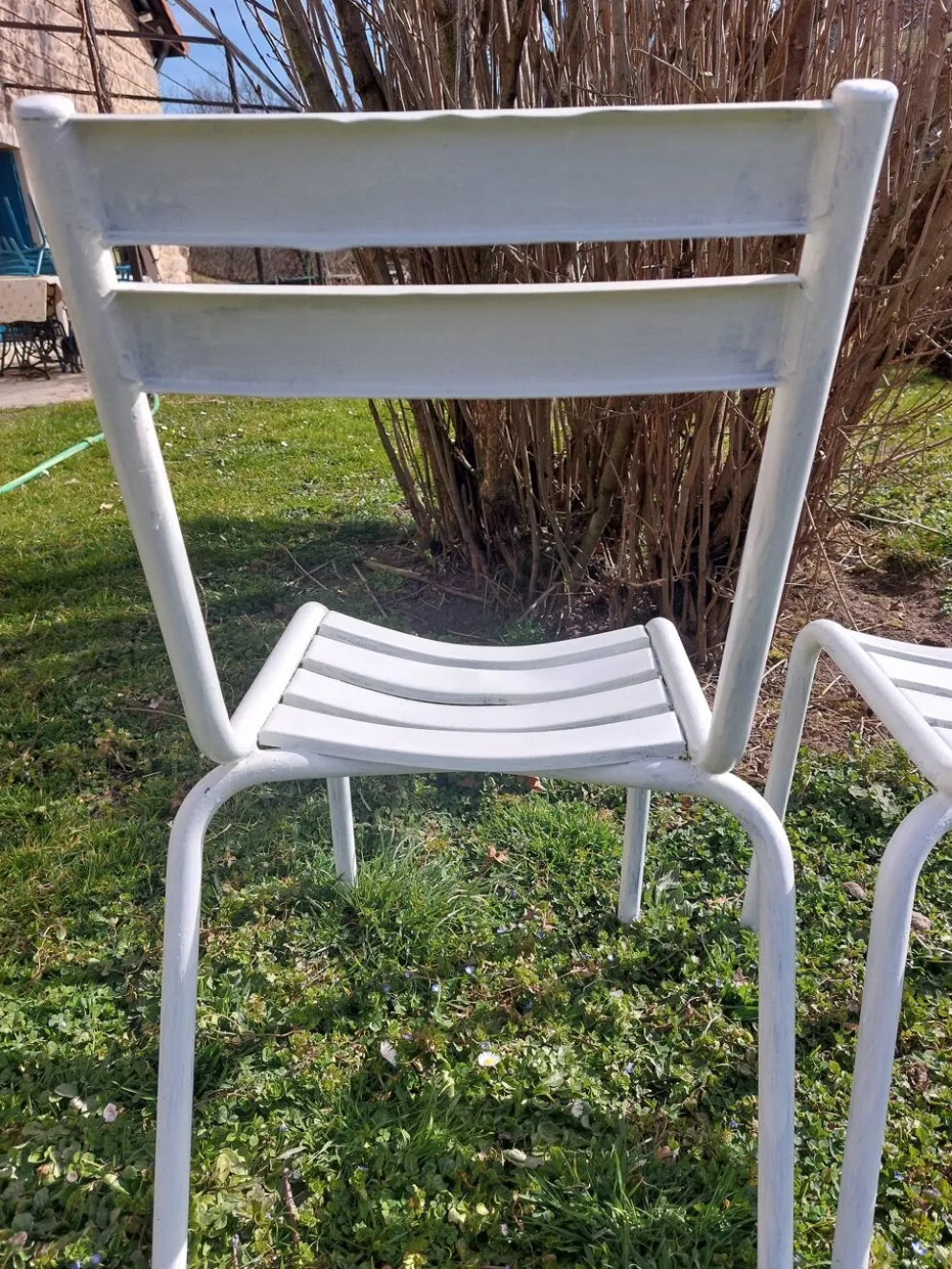Paire de chaises blanches en métal, style Tolix