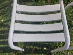 Paire de chaises blanches en métal, style Tolix