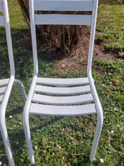 Paire de chaises blanches en métal, style Tolix