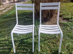 Paire de chaises blanches en métal, style Tolix